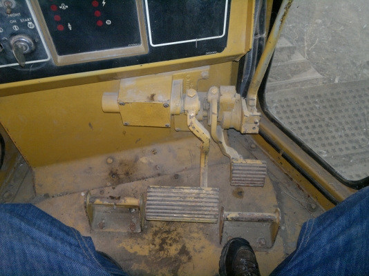 ขายรถแทรกเตอร์  CAT D6H SERIES-2 ตีนไก่ เล่มทะเบียน ช้วงเต็ม แอร์มี รถสวยจัด