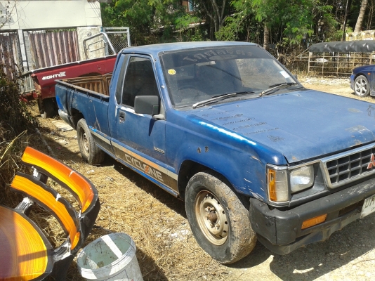 รถเดิมๆติดบางสติ๊กเกอร์จากโรงงานยังอยู่  ตัวถังมีผุบ้างตามอายุ แต่เครื่องแห้งๆคัสซีสวยสอาดภายในสอาดเดิมๆมีเบาะขาดบ้างตามอายุมาดูไกล้ๆจะดูดี รถปี93 ช่วงล่างยังนิ่มอยู่เลย