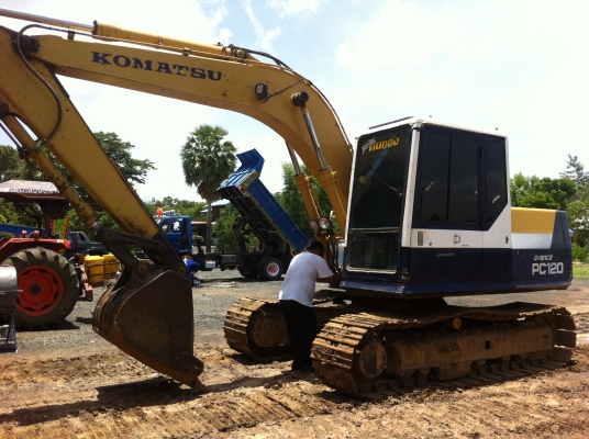 ขายรถแบคโฮ KOMATSU PC-100-5 เอกสารอิมวอย ไฟฟ้าครบใช้งานได้ รถสวย