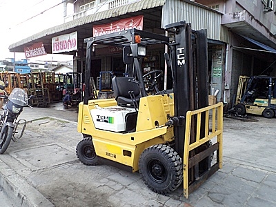 ขายรถยกTCM 1.5 ตัน รุ่น16  เครื่องเบนซิน  กระบอกคู่ เสาสูง 3 เมตร ยางตันใหม่ พวงมาลัยเพาเว่อร์  สีเดิมจากนอก นำเข้าจากญี่ปุ่น ใช้งานได้ทันที