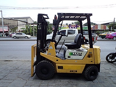 ขายรถยกTCM 1.5 ตัน รุ่น16  เครื่องเบนซิน  กระบอกคู่ เสาสูง 3 เมตร ยางตันใหม่ พวงมาลัยเพาเว่อร์  สีเดิมจากนอก นำเข้าจากญี่ปุ่น ใช้งานได้ทันที