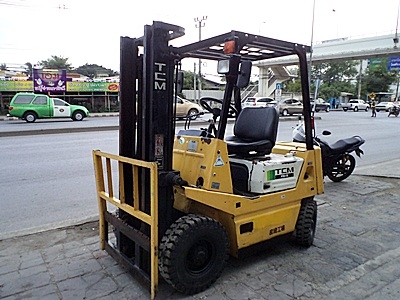 ขายรถยกTCM 1.5 ตัน รุ่น16  เครื่องเบนซิน  กระบอกคู่ เสาสูง 3 เมตร ยางตันใหม่ พวงมาลัยเพาเว่อร์  สีเดิมจากนอก นำเข้าจากญี่ปุ่น ใช้งานได้ทันที