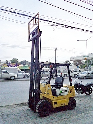 ขายรถยกTCM 1.5 ตัน รุ่น16  เครื่องเบนซิน  กระบอกคู่ เสาสูง 3 เมตร ยางตันใหม่ พวงมาลัยเพาเว่อร์  สีเดิมจากนอก นำเข้าจากญี่ปุ่น ใช้งานได้ทันที