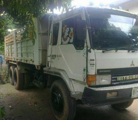 MITSUBISHI FUSO FN527 TURBO 220 HP 6D16 TF3500 สิบล้อดั๊มพ์ 2 เพลา กระบะดั๊มพ์เหล็ก 12 ตันของสามมิตรลอนนอนสภาพสวย เครื่องแน่นดีแห้งดี เกียร์ 10 SPEED ภายในเก๋งคอนโซลสวยครบพร้อม แอร์เย็น พวงมาลัยเพาเวอร์ ระบบเบรคทริ๊ปฟี้ ช่วงล่างแน่นคัชซีไม่มีบวม ยางสภาพดี