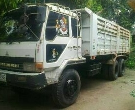 MITSUBISHI FUSO FN527 TURBO 220 HP 6D16 TF3500 สิบล้อดั๊มพ์ 2 เพลา กระบะดั๊มพ์เหล็ก 12 ตันของสามมิตรลอนนอนสภาพสวย เครื่องแน่นดีแห้งดี เกียร์ 10 SPEED ภายในเก๋งคอนโซลสวยครบพร้อม แอร์เย็น พวงมาลัยเพาเวอร์ ระบบเบรคทริ๊ปฟี้ ช่วงล่างแน่นคัชซีไม่มีบวม ยางสภาพดี