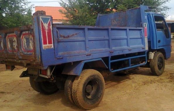 ISUZU NPR 120 HP 4HF1 ปี 41 หกล้อดั๊มพ์ กระบะดั๊มพ์เหล็ก 4 ตันความยาว 3.60 เมตรสภาพสวย ภายในเก๋งคอนโซลสวย พวงมาลัยเพาเวอร์ เครื่องฝาขาวแห้งดีแรงดี ช่วงล่างใหญ่เฟืองท้ายติด F ครบแล้ว ยาง 8.25 ขอบ 16 สภาพดี 70\% พร้อมบรรทุกพร้อมใช้งาน เอกสารทะเบียนภาษีครบพร้