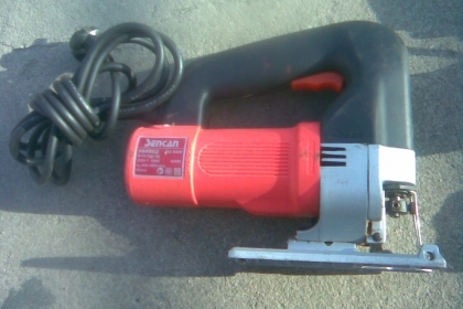 เลื่อยจิ๊กซอสภาพพร้อมใช้งานครับ 90 เปอร์เซนต์ครับ  มีปุ่มปรับระดับความเร็วราคานี้สุดคุ้มครับ  ใช้ยาวครับรุ่นนี้