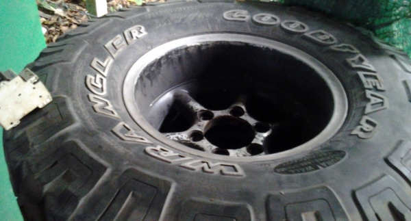 ขายตะขาบ 1 ฝูง 33x12.5x15 ล้อ 6 รู ออฟลึก ๆ 9000 บาท/ชุด