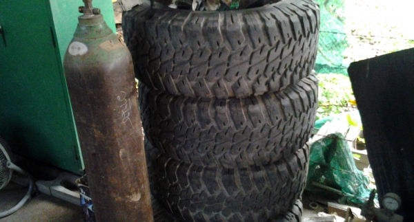 ขายตะขาบ 1 ฝูง 33x12.5x15 ล้อ 6 รู ออฟลึก ๆ 9000 บาท/ชุด