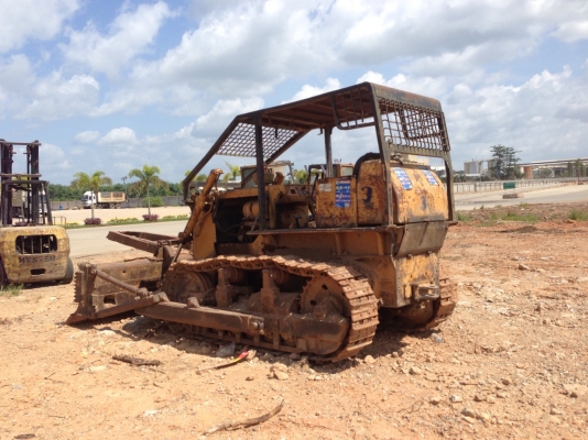 D50A-15 แทรกเตอร์ตีนตะขาบ สวยๆพร้อมใช้ มีเขาควายให้....