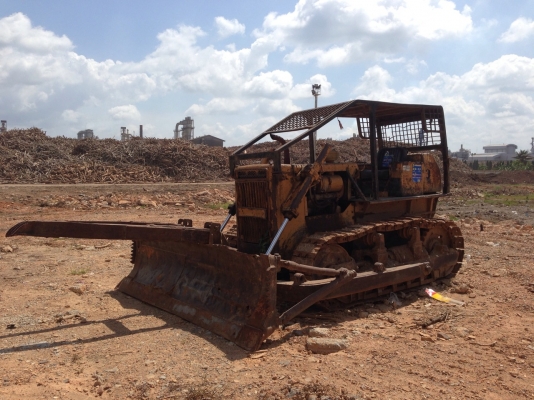 D50A-15 แทรกเตอร์ตีนตะขาบ สวยๆพร้อมใช้ มีเขาควายให้....