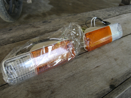 ไฟเลี้ยว/ไฟหรี่ ฝังกันชน Dutsun Sunny B310