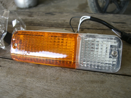 ไฟเลี้ยว/ไฟหรี่ ฝังกันชน Dutsun Sunny B310