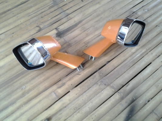 JOECLASSIC...ขายกระจกแต่งติดแก้มมีสีเขียว  สีขาว  สีน้ำเงิน  สีส้ม..งานเก่าเก็บคู่ละ950..สนใจสอบฤามได้เลย..