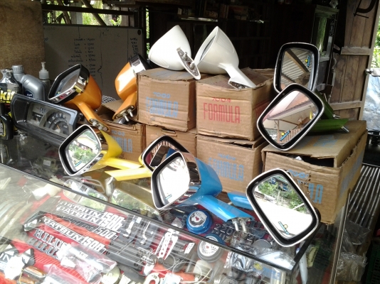 JOECLASSIC...ขายกระจกแต่งติดแก้มมีสีเขียว  สีขาว  สีน้ำเงิน  สีส้ม..งานเก่าเก็บคู่ละ950..สนใจสอบฤามได้เลย..