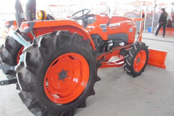 KUBOTA L4708 MAX คุณภาพเยี่ยม พร้อมใบมีดติดตัวรถ พร้อมผานตร้าช้างมือสองเอาไปเลย ดาวน์ 130,000 บาทเท่านั้น KUBOTA L4708 MAX คุณภาพเยี่ยม พร้อมใบมีดติดตัวรถ พร้อมผานตร้าช้างมือสองเอาไปเลย ดาวน์ 130,000 บาทเท่านั้น