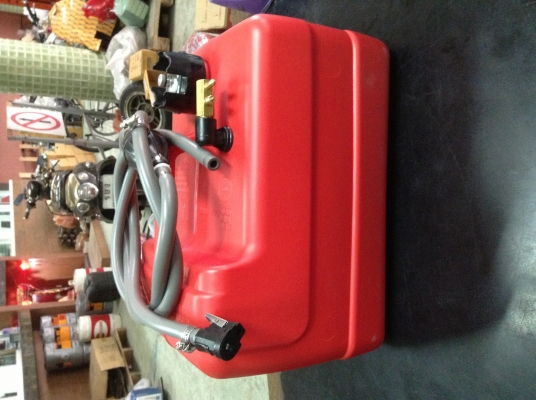 ขายเครื่อง 5 แรง ซูซูกิ 2 จังหวะ2สูบ พร้อมถังน้ำมันใหม่ๆ 11.3 ลิตร(ยังไม่เคยใส่น้ำมัน) เป็นท่อนยาวครับ