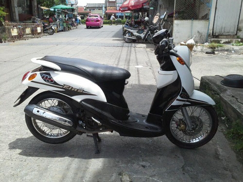 FINO ปี 53 สีขาว ดำ ชุดสีสวย เครื่องดี เอกสารครบถ้วน ไม่หลวม ไม่มีควันขาว