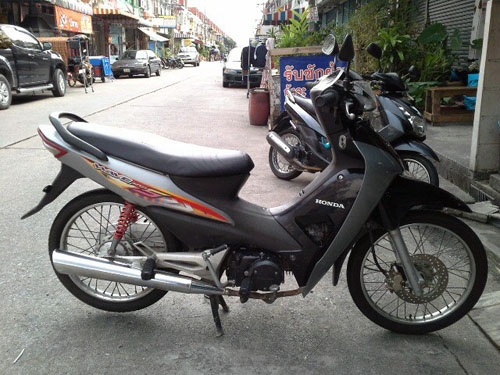 ขายด่วน wave 100 ubox ปี 49 สีเทา ดำ กุญแจใหญ่ สภาพรถเดิมๆ เครื่องไม่เคยทำ หัวสะอาด เครื่องแน่นๆ ไม่หลวม ไม่มีควัน ภาษี พรบ.พึ่งต่ออยู่ถึงปีหน้า