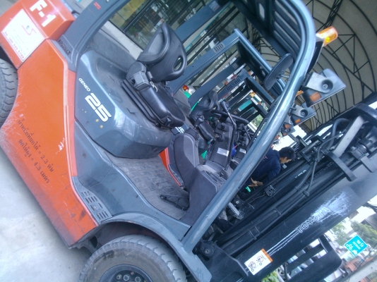 ขายรถฟอร์คลีฟท์ TOYOTA 8FD25เสา4เมตร ดีเซลออโต้ปี2007,3123 ชม.น้อยครับสภาพดีมากๆ รถนอกนำเข้า ติดต่อมานะ 085-9049669