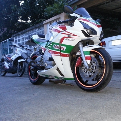 ขายCBR400ปี89 แฟริ่งCBR1000 ทะเบียนแท้พร้อมโอนคะ เคยบิดอยู่ที่170up สนใจโทรเลย0803042012 ราคาต่อรองได้คะ