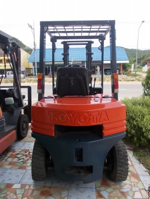 ขายรถโฟกลิฟ  โตโยต้าขนาด  2.5 ตัน