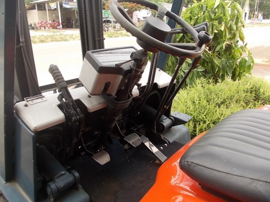 ขายรถโฟกลิฟ  โตโยต้าขนาด  2.5 ตัน