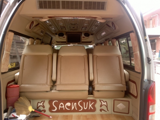 ขายรถตู้คอมมูเตอร์ปี 2008  VIPเบาะเก้า รถสวยบางเดิมไม่เคยชน ลดสุดๆไปเลยครับเหลือ 900000 บาท