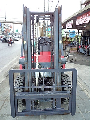 ขายรถยกนิสสัน 2 ตัน  เครื่องเบนซิน เกียร์ออโต้ (2 ระบบ น้ำมัน-แก๊สนอก)  กระบอกคู่  เสาสูง 3 เมตร แผงงาสไลด์ ยางตันใหม่ พวงมาลัยเพาเว่อร์  สีเดิมจากนอก นำเข้าจากญี่ปุ่น ใช้งานได้ทันที