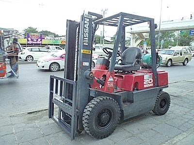 ขายรถยกนิสสัน 2 ตัน  เครื่องเบนซิน เกียร์ออโต้ (2 ระบบ น้ำมัน-แก๊สนอก)  กระบอกคู่  เสาสูง 3 เมตร แผงงาสไลด์ ยางตันใหม่ พวงมาลัยเพาเว่อร์  สีเดิมจากนอก นำเข้าจากญี่ปุ่น ใช้งานได้ทันที