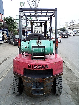 ขายรถยกนิสสัน 2 ตัน  เครื่องเบนซิน เกียร์ออโต้ (2 ระบบ น้ำมัน-แก๊สนอก)  กระบอกคู่  เสาสูง 3 เมตร แผงงาสไลด์ ยางตันใหม่ พวงมาลัยเพาเว่อร์  สีเดิมจากนอก นำเข้าจากญี่ปุ่น ใช้งานได้ทันที