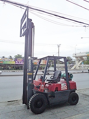 ขายรถยกนิสสัน 2 ตัน  เครื่องเบนซิน เกียร์ออโต้ (2 ระบบ น้ำมัน-แก๊สนอก)  กระบอกคู่  เสาสูง 3 เมตร แผงงาสไลด์ ยางตันใหม่ พวงมาลัยเพาเว่อร์  สีเดิมจากนอก นำเข้าจากญี่ปุ่น ใช้งานได้ทันที