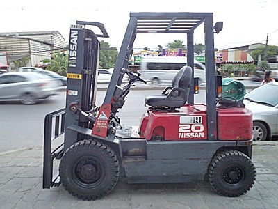 ขายรถยกนิสสัน 2 ตัน  เครื่องเบนซิน เกียร์ออโต้ (2 ระบบ น้ำมัน-แก๊สนอก)  กระบอกคู่  เสาสูง 3 เมตร แผงงาสไลด์ ยางตันใหม่ พวงมาลัยเพาเว่อร์  สีเดิมจากนอก นำเข้าจากญี่ปุ่น ใช้งานได้ทันที