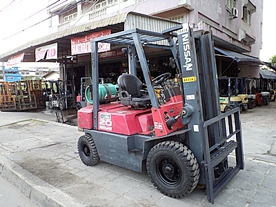 ขายรถยกนิสสัน 2 ตัน  เครื่องเบนซิน เกียร์ออโต้ (2 ระบบ น้ำมัน-แก๊สนอก)  กระบอกคู่  เสาสูง 3 เมตร แผงงาสไลด์ ยางตันใหม่ พวงมาลัยเพาเว่อร์  สีเดิมจากนอก นำเข้าจากญี่ปุ่น ใช้งานได้ทันที