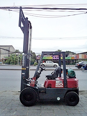 ขายรถยกนิสสัน 2 ตัน  เครื่องเบนซิน เกียร์ออโต้ (2 ระบบ น้ำมัน-แก๊สนอก)  กระบอกคู่  เสาสูง 3 เมตร แผงงาสไลด์ ยางตันใหม่ พวงมาลัยเพาเว่อร์  สีเดิมจากนอก นำเข้าจากญี่ปุ่น ใช้งานได้ทันที