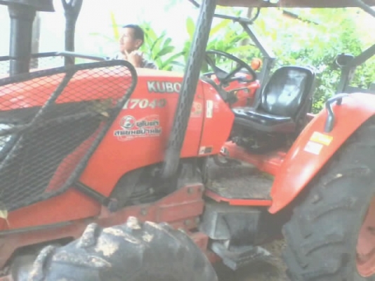KUBOTA M7040 - 2 เพลา รถสวยจัดพร้อมทำงานได้เลย ใช้งาน 3,200 ชม. อุปกรณ์ครบพร้อม มีใบมีดดันหน้า ผานพรวนดิน 6 สภาพดีมากๆครับ เครื่องแน่นดีแห้งดีทั้งคันไม่มีเยิ้ม ระบบไฮดรอลิกส์ของเหลวภายในไม่มีแตกรั่ว ช่วงล่างแน่น ยางสภาพดี 4 เส้นประมาณ 70\% พร้อมใช้งาน เอกส