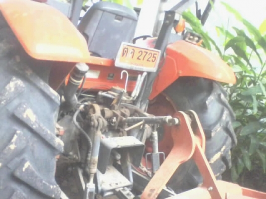 KUBOTA M7040 - 2 เพลา รถสวยจัดพร้อมทำงานได้เลย ใช้งาน 3,200 ชม. อุปกรณ์ครบพร้อม มีใบมีดดันหน้า ผานพรวนดิน 6 สภาพดีมากๆครับ เครื่องแน่นดีแห้งดีทั้งคันไม่มีเยิ้ม ระบบไฮดรอลิกส์ของเหลวภายในไม่มีแตกรั่ว ช่วงล่างแน่น ยางสภาพดี 4 เส้นประมาณ 70\% พร้อมใช้งาน เอกส