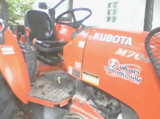 KUBOTA M7040 - 2 เพลา รถสวยจัดพร้อมทำงานได้เลย ใช้งาน 3,200 ชม. อุปกรณ์ครบพร้อม มีใบมีดดันหน้า ผานพรวนดิน 6 สภาพดีมากๆครับ เครื่องแน่นดีแห้งดีทั้งคันไม่มีเยิ้ม ระบบไฮดรอลิกส์ของเหลวภายในไม่มีแตกรั่ว ช่วงล่างแน่น ยางสภาพดี 4 เส้นประมาณ 70\% พร้อมใช้งาน เอกส