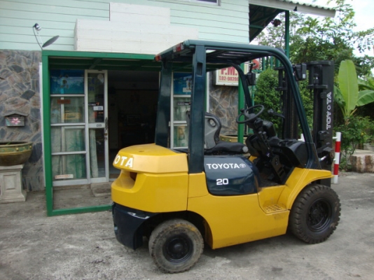 ขายรถโฟล์คลิฟท์  TOYOTA  7FD20  (สนใจเข้ามาดูรถด่วนราคาถูกมาก ๆ สภาพดี พร้อมใช้งาน รับประกัน) เครื่องยนต์ดีเซล  เกียร์ธรรมดา  เสาสูง  3  เมตร  งา 1,070  มม. ยางตัน