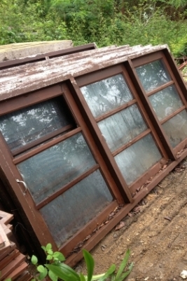 บานหน้าต่างพร้อมวงกบไม้สักสภาพดีครับเป็นไม้สักครับบานหน้าต่างพร้อมวงกบไม้สักสภาพดีครับเป็นไม้สักครับ ความยาว2.5เมตร สูงประมาณ 1.20 ม.  3  บานนะครับ รื้อจากโรงแรมครับ ราคานี้คุ้มครับ มีประมาณ