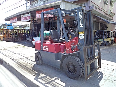 ขายรถยกนิสสัน 2 ตัน  เครื่องเบนซิน เกียร์ออโต้ (2 ระบบ น้ำมัน-แก๊สนอก)  กระบอกคู่  เสาสูง 3 เมตร  ยางตันใหม่ พวงมาลัยเพาเว่อร์  สีเดิมจากนอก นำเข้าจากญี่ปุ่น ใช้งานได้ทันที