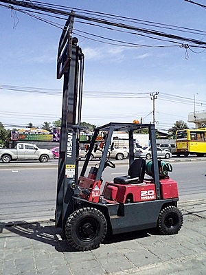 ขายรถยกนิสสัน 2 ตัน  เครื่องเบนซิน เกียร์ออโต้ (2 ระบบ น้ำมัน-แก๊สนอก)  กระบอกคู่  เสาสูง 3 เมตร  ยางตันใหม่ พวงมาลัยเพาเว่อร์  สีเดิมจากนอก นำเข้าจากญี่ปุ่น ใช้งานได้ทันที