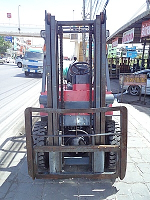 ขายรถยกนิสสัน 2 ตัน  เครื่องเบนซิน เกียร์ออโต้ (2 ระบบ น้ำมัน-แก๊สนอก)  กระบอกคู่  เสาสูง 3 เมตร  ยางตันใหม่ พวงมาลัยเพาเว่อร์  สีเดิมจากนอก นำเข้าจากญี่ปุ่น ใช้งานได้ทันที