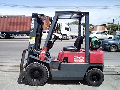 ขายรถยกนิสสัน 2 ตัน  เครื่องเบนซิน เกียร์ออโต้ (2 ระบบ น้ำมัน-แก๊สนอก)  กระบอกคู่  เสาสูง 3 เมตร  ยางตันใหม่ พวงมาลัยเพาเว่อร์  สีเดิมจากนอก นำเข้าจากญี่ปุ่น ใช้งานได้ทันที