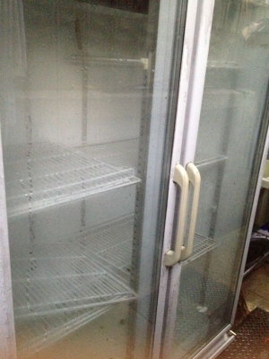 ตู้แซ่โชว์  ขายเครื่องดื่ม  สภาพดี  ใช้งานปกติ  จากทองหล่อ