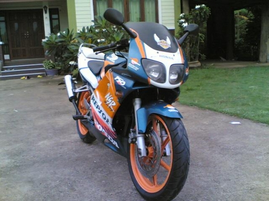 ขาย NSR150SP ทะเบียนเต็มพร้อมโอนเครื่องสมบูรณ์เสื้อเดิมยังไม่ตีปลอกระบบไฟออกหมดไมล์และวัดรอบขึ้นปกติ ขาย 24500 บาท