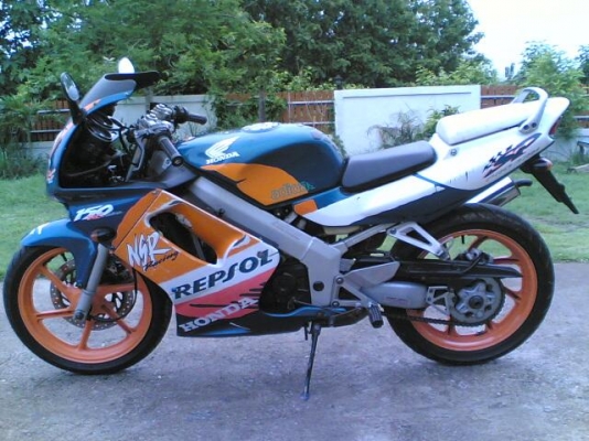 ขาย NSR150SP ทะเบียนเต็มพร้อมโอนเครื่องสมบูรณ์เสื้อเดิมยังไม่ตีปลอกระบบไฟออกหมดไมล์และวัดรอบขึ้นปกติ ขาย 24500 บาท