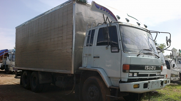 ขายรถisuzu10ล้อ195rockรถห้างแท้พร้อมตู้เปียกรถสวยมากพร้อมใช้งาน