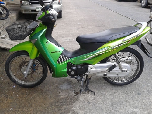 wave 125 i ปี 49 สตาร์ทมือ สีเขียว รถสวยตั้งขายได้เลย สภาพเดิมๆ  เครื่องแน่น ไม่หลวม ไม่มีควันขาว  มีเล่มพร้อม ราคานี้คุ้มมาก