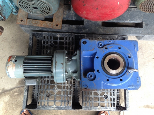 ขายมอเตอร์เกียร์ Sumitomo 2 HP. มีเบรคในตัว อัตราทด 1:300 สภาพสวย พร้อมใช้งาน